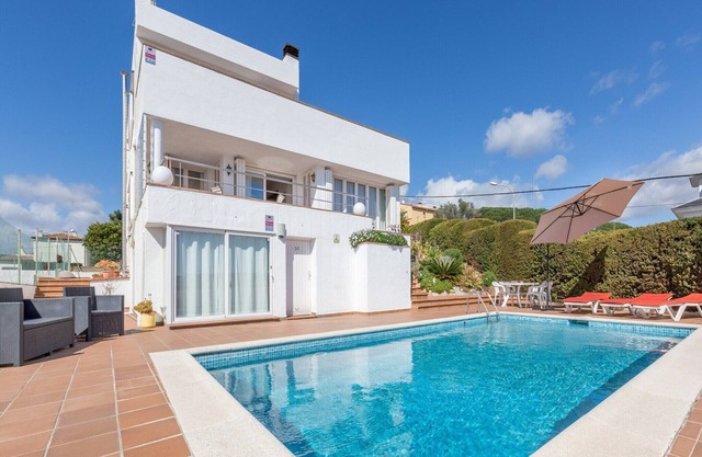 Villa avec piscine privée dans un quartier calme
