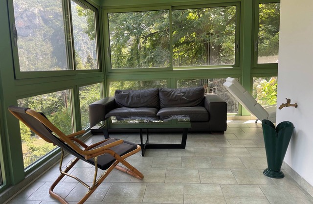Villa in bloom: family home, veranda and garden