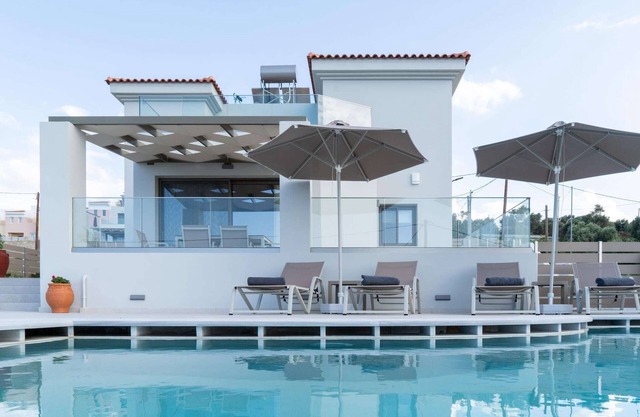 Villa à flanc de colline à Réthymnon avec piscine