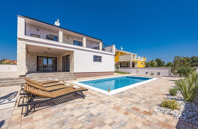 Villa à Krnica avec piscine près plage