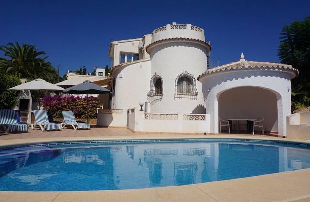 Villa in Moraira in a quiet location but close to the sea and the center.