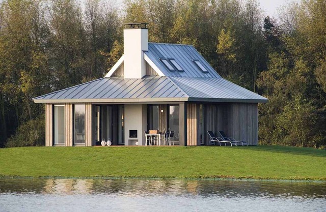 Lodge au bord de l'eau dans un parc national