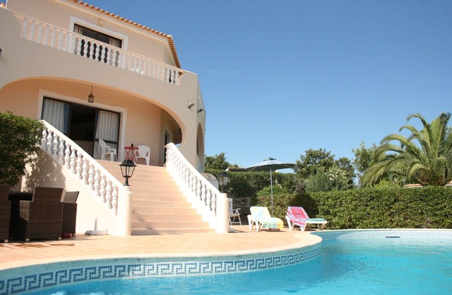 Villa dans un endroit paisible avec une vue superbe, piscine, mini golf et ping-pong