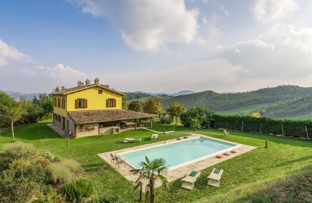 Villa de style à Piandimeleto avec piscine