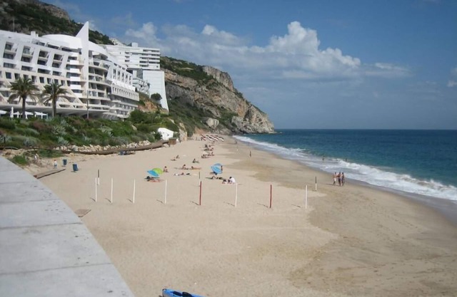 VILLA AVEC JARDIN EN SESIMBRA 900 M DE LA PLAGE ET 35 KM DE LISBONNE