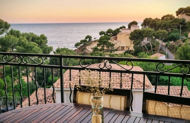 Villa dans les calanques au bord de la mer