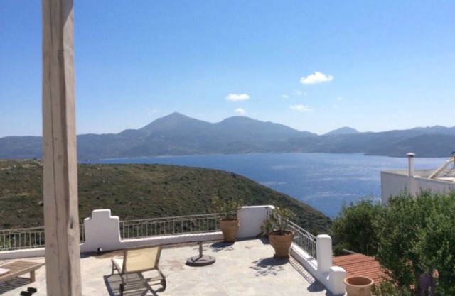 Villa dans village avec vue imprenable sur la mer depuis de grandes terrasses ensoleillées.