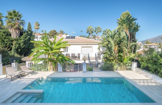 Villa Jazmin avec vue sur les montagnes, piscines, Wi-Fi, climatisation, terrasses et jardin.