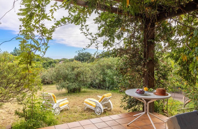 Villa Josiane, maison de vacances avec un grand jardin, proche de la mer (800m
