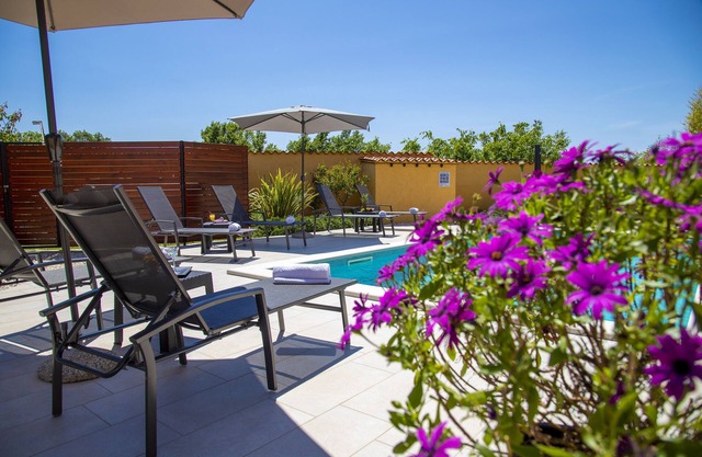 La Villa Karin est spacieuse et offre un grand jardin avec une piscine privée