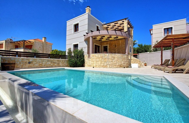 Villa Kostantina - Villa de vacances avec piscine privée à 2 km de la mer en Crète, Grèce