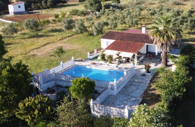 Villa "La Blanca De Aroche" avec vue sur les montagnes, piscine privée et Wi-Fi.