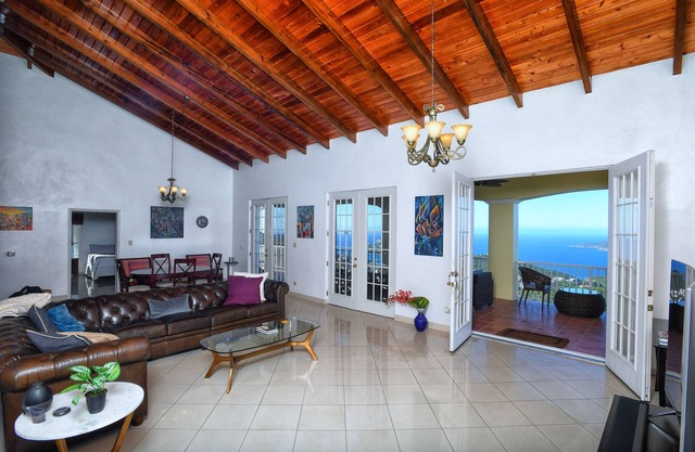 Villa la Maison du Roi - Mountaintop Ocean Views