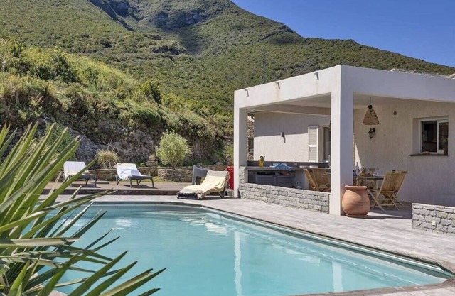 Villa avec piscine vue mer, à un kilomètre de la plage de Sisco