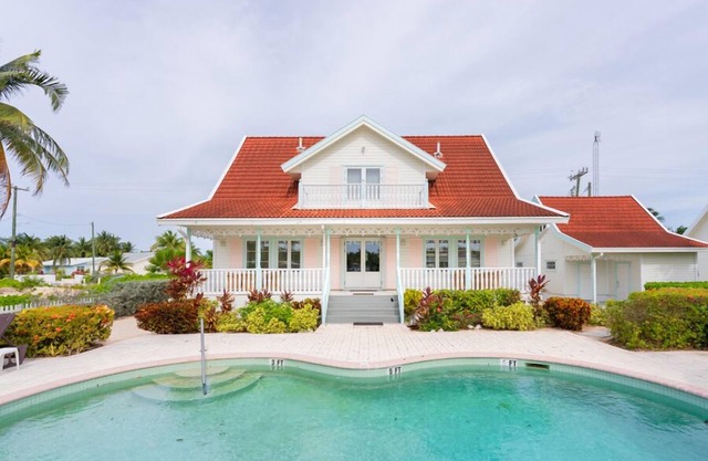 Villa La Playa – An Authentic Caymanian Style Villa on a Serene Inlet