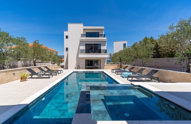 Villa Lady Maris with heated pool,70m from beach