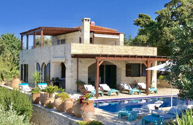 Villa LaMori dans un endroit calme avec une piscine chauffable et un beau jardin