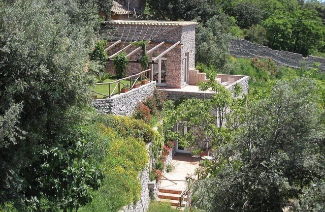 Villa Lantana est une charmante villa sur la côte qui dispose de terrasses, patio et jardin avec vue imprenable sur la mer et la côte. La villa a une superficie de 80 mètres carrés et peut accueillir quatre personnes.