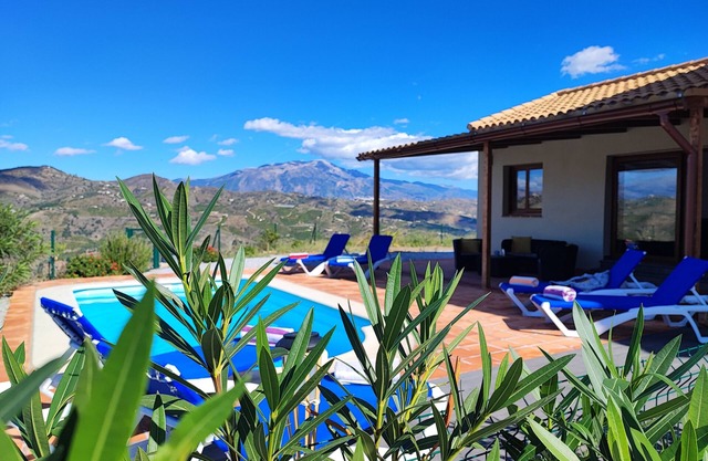 Magnifique Villa, vue 360 degrés, Piscine Chauffée,6 Pers, WIFI, BBQ, terrasse