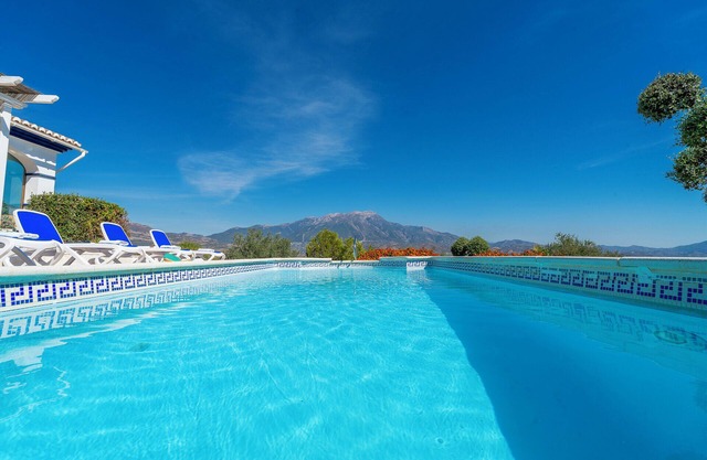 Villa Las Alondras avec vue sur le lac et la montagne, piscine, jardin et Wi-Fi