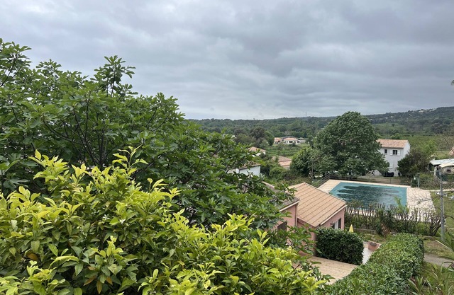 Villa 'Le Petit Mauricia' avec vue sur les montagnes, terrasse, piscine partagée et Wi-Fi