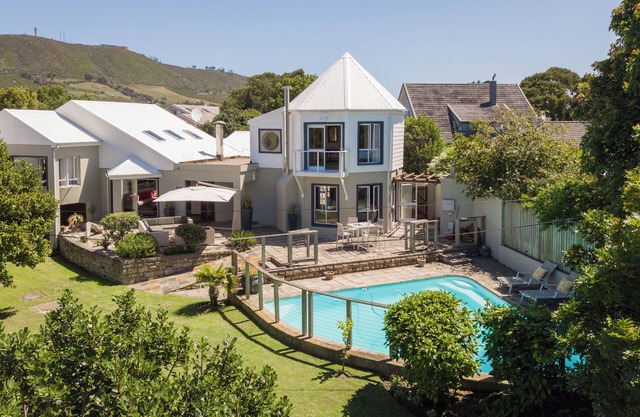 Villa Leisure, Leisure Isle, steps from Knysna Lagoon. Private pool, sleeps 6