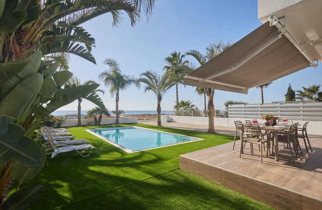 Villa Lenia, Superbe villa 3BDR en bord de mer avec piscine, proche de la plage