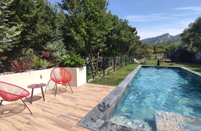 Villa "Les chênes" Luberon Maubec, grande piscine.