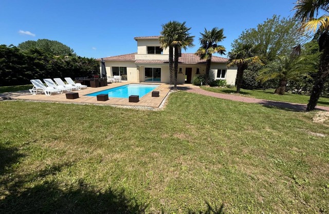 Villa située à St Augustin, près de Royan, à 5km de la plage de la Grande Côte.