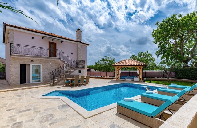 Maison parfaitement équipée avec grande piscine pour usage personnel près de Por