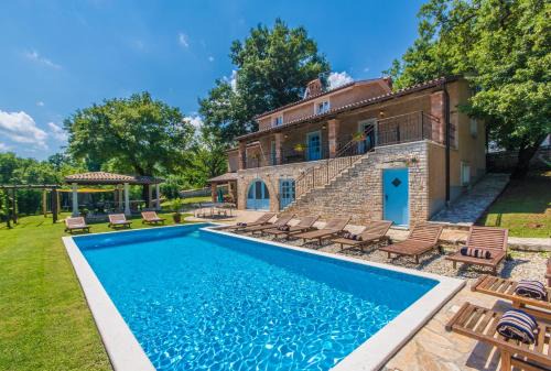 Villa Lord House, a fenced garden & pool Villa, ideal for groups