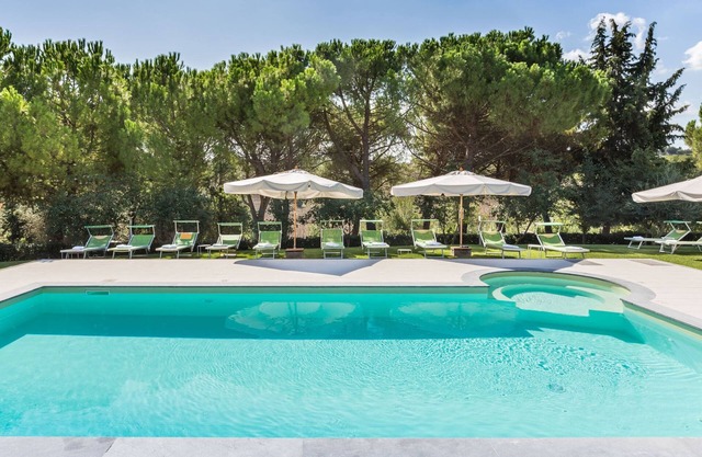 Villa Lorena avec piscine, entourée d'un parc d'oliviers, à seulement 15 km de la plage de Senigallia