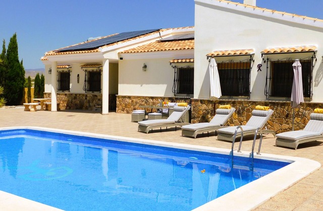Villa spacieuse de luxe, climatisation, grande piscine, 3 chambres / 2 salles de bains, vues, toutes de plain-pied
