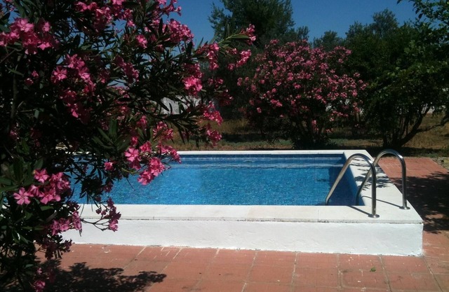 Villa Los Pinos avec piscine, connexion Wi-Fi, climatisation, terrasse et jardin