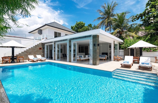 Villa Lovina-beach 2, villa de luxe 5 *, personnel, front de mer, piscine, barattrip gratuit