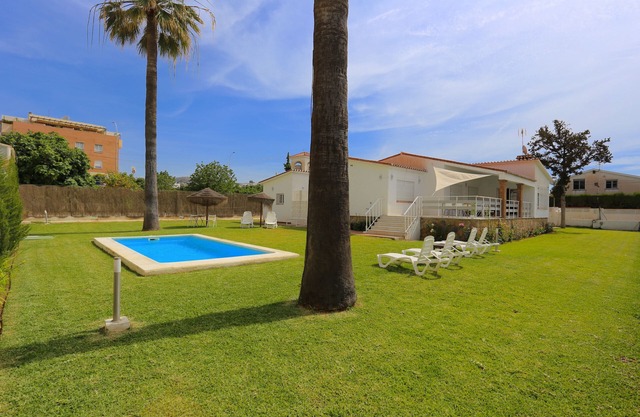 Villa 2ª línea playa 9PAX, piscina privada, WIFI, parking, jardín, BBQ