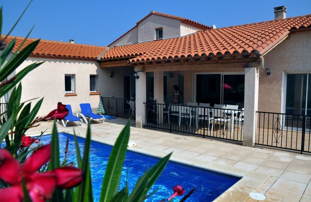 VILLA LUMINEUSE 14 pers-300m PLAGE-MARINA-PISCINE-JACUZZI 6 ch 5 sdb gde cuisine