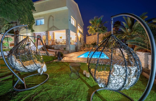 VILLA LUX GALLERY, GREAT EXPERIENCE, PRIVATE POOL AND CLOSE TO THE SEA, 13 PEOPLE