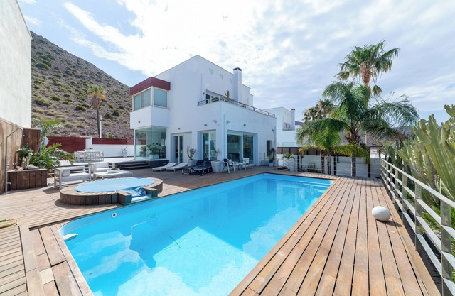 Villa "Lux" avec vue sur la mer, Wi-Fi et climatisation