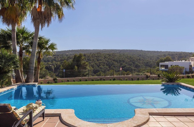 Villa 'Luxurious Villa Sol de Mallorca' avec vue sur les montagnes, piscine et Wi-Fi.