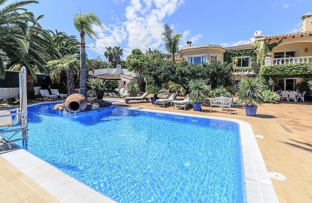 Villa 'Luxury Xenofilia Lll' avec vue sur les montagnes, Wi-Fi et climatisation