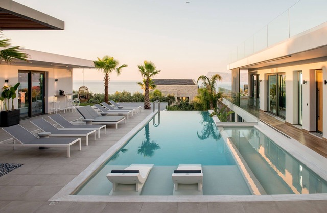 Villa privée en pierre avec piscine intérieure chauffée