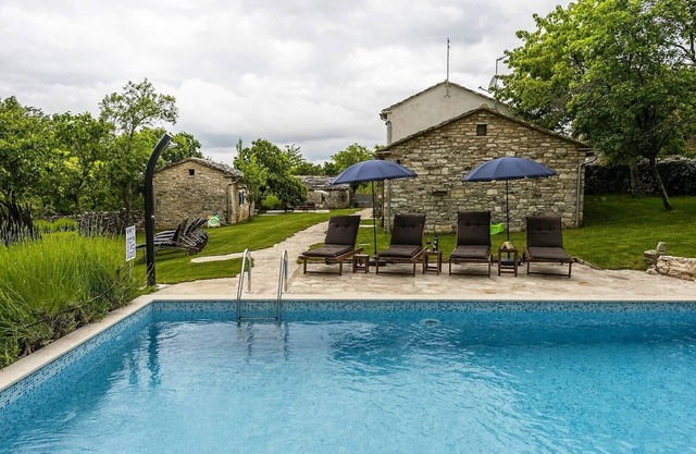 Jolie villa en pierre M-Mate avec piscine - Confidentialité garantie
