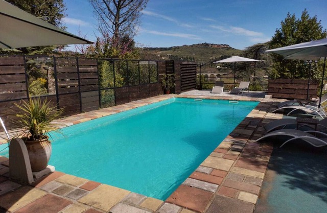 Villa Mahana avec piscine, jacuzzi, terrain arboré à 30 minutes de la plage !