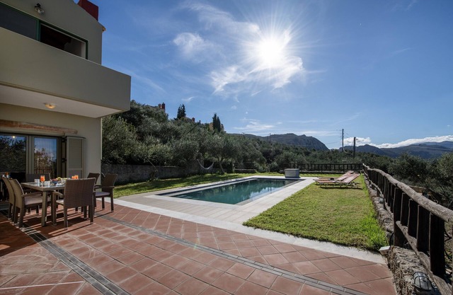 Villa 'Malathiros 6 with Private Pool' avec vue sur la mer, Wi-Fi et climatisation