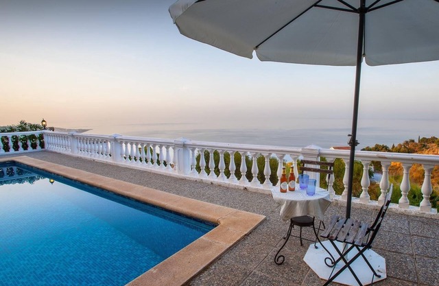 Villa Maria Jesus avec vue sur mer et montagne, piscine, jardin et Wi-Fi.