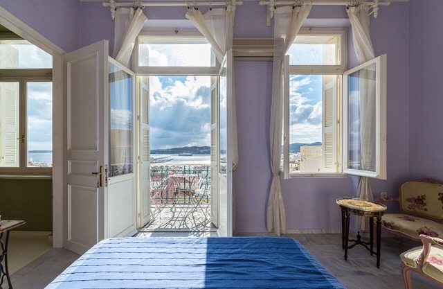 Villa Maria-Syros, Yakinthos