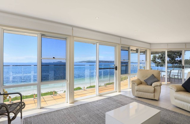 Villa Maris- Beachfront Bliss in Soldiers Point
