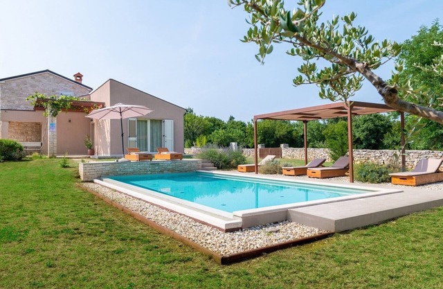 Villa Marten avec jardin clôturé et piscine privée à débordement
