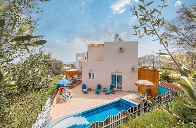 Villa 'May Rose' avec vue sur la mer, Wi-Fi et climatisation
